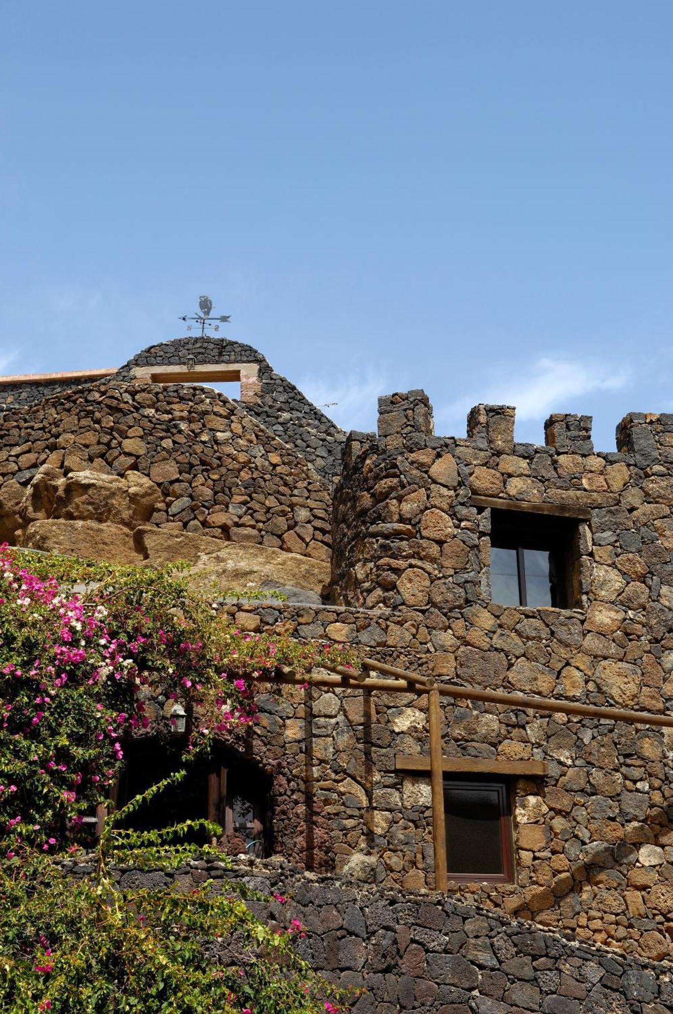 Castillo Lanzarote Villa Sophie - Luxury Villa -Sleep In A Volcanic Cave With Heated Pool Tías Εξωτερικό φωτογραφία